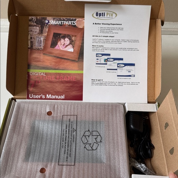 Digital Picture Frame with Wood Finish - Picture 6 of 6